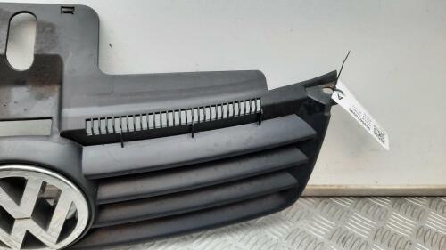 2004 VOLKSWAGEN POLO FRONT GRILLE WITH BADGE
